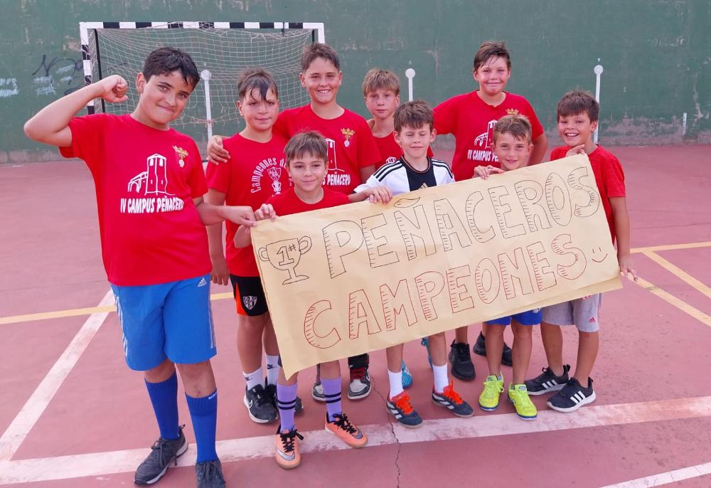 Imagen El equipo de fútbol sala gana el triangular